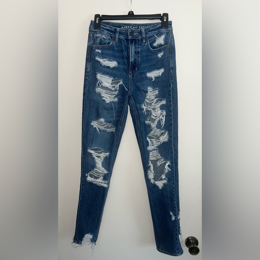 LIKE NEW American Eagle High Rise Distressed Women’s Mom Jeans Size 00 LONG